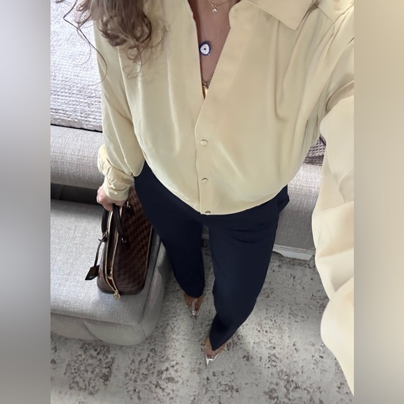 New๐ฉท Soft Button-Front Blouse ๐ค - Picture 3 of 8